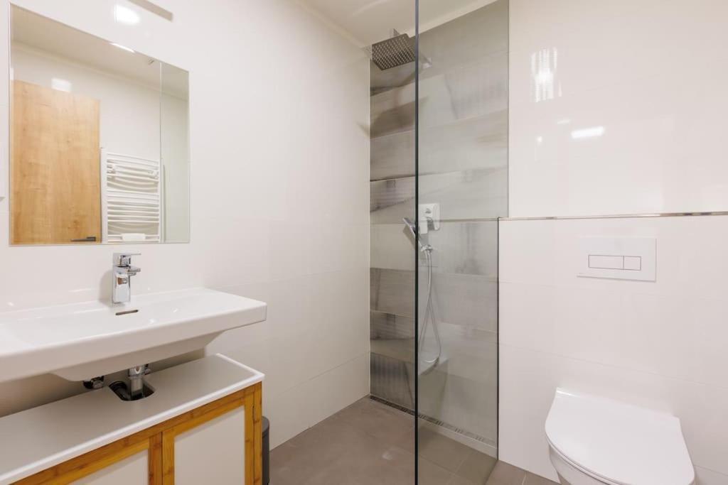 1 Bedroom Apartment With Terrace And Free Parking Near Metro Прага Экстерьер фото