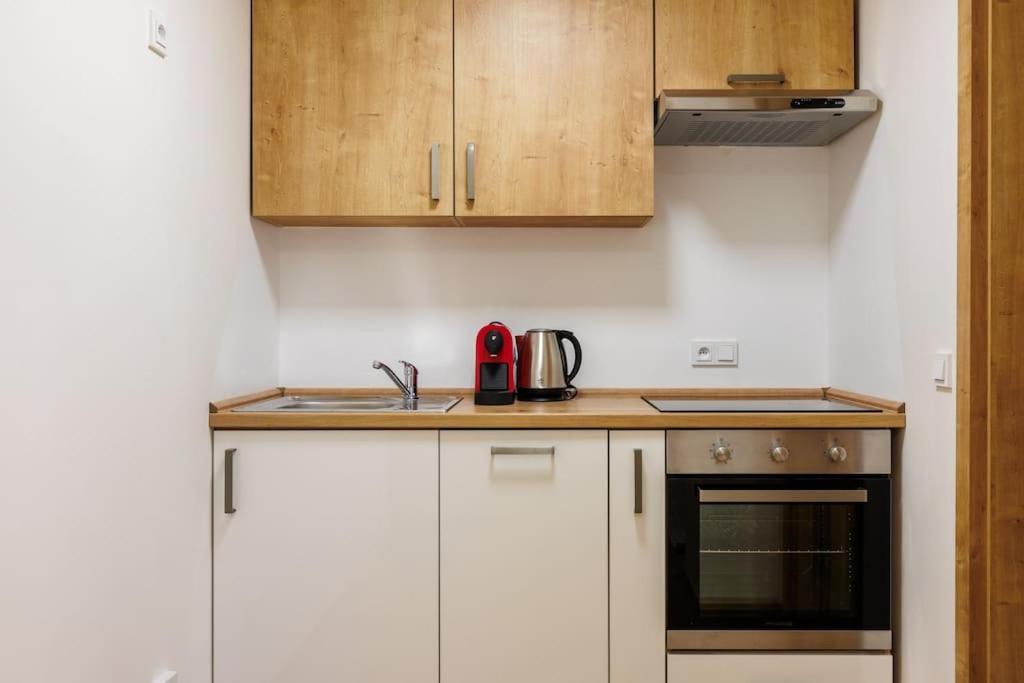 1 Bedroom Apartment With Terrace And Free Parking Near Metro Прага Экстерьер фото